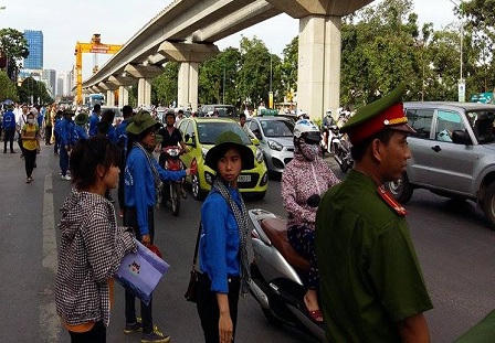 Mồ hôi rơi của những người ẩn mặt